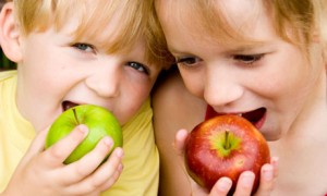 Children-eating-apples-006